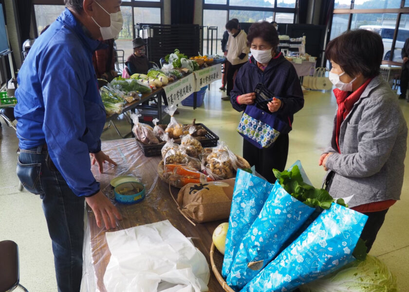 吉美でとれた新鮮な野菜がずらりと並びます。「この野菜はどんな食べ方するんやろ？」と出店者との会話を楽しむお客さんも