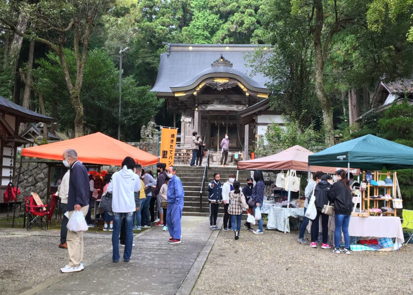 2021年には髙倉神社(高倉町)内で出張朝市を開催。多くの来場者でにぎわう 