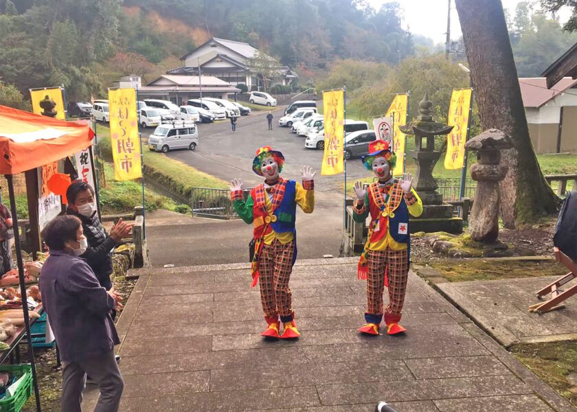 ハロウィンの時期に合わせて出店者も仮装をしてお出迎え