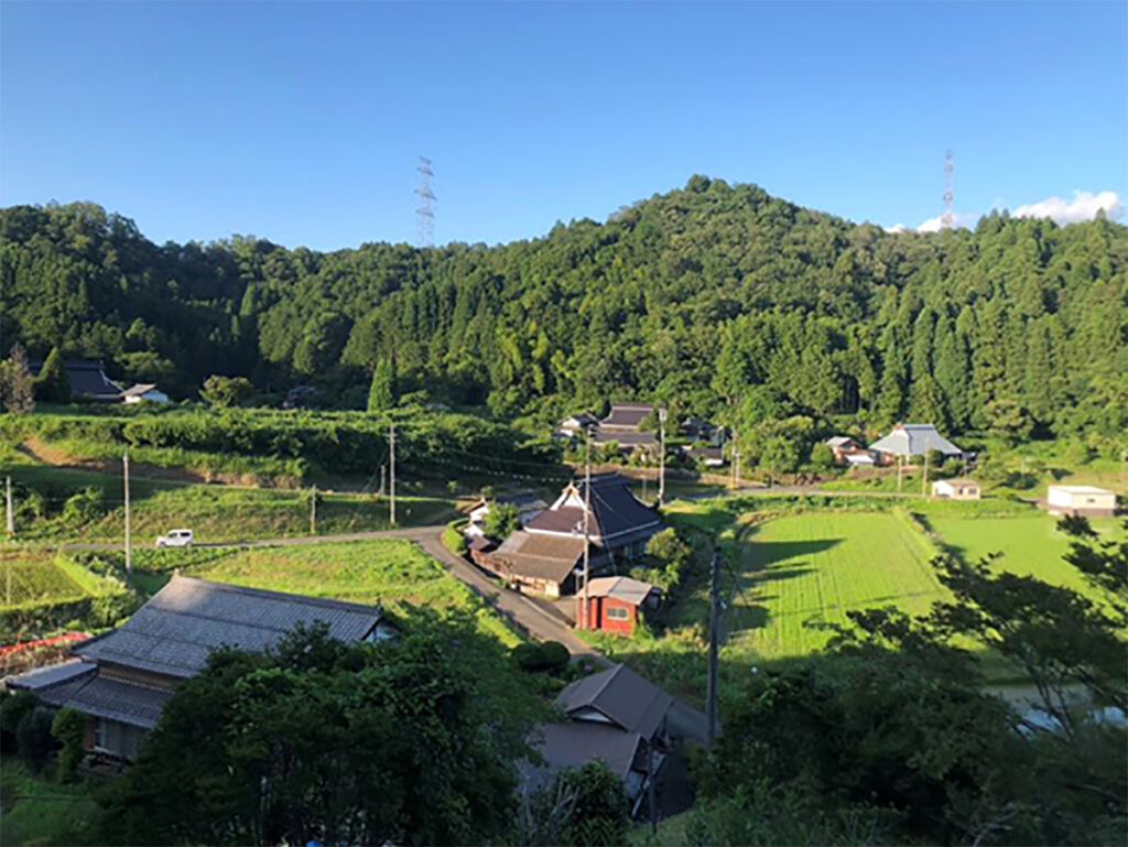 星原町は吉美の西北端に位置し、小呂町の南から西北に開かれた谷間に立地する吉美随一の自然に囲まれた町です。村の入口に産土神の星宮神社があり、その森を星原と名付けたところから地名となったといわれています。
個数は少ないながらもアクトスターなどの有志団体を中心に、住民が一丸となり防災活動や草刈り等の地域整備を行う和気あいあいとした地域です。