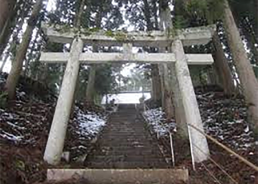 「奥宮神社」においては、隔月に宮掃除を組単位で行い、維持管理に努めています。 毎年9月10日には、五穀豊穣を感謝して「粟餅まつり」を執り行っています。