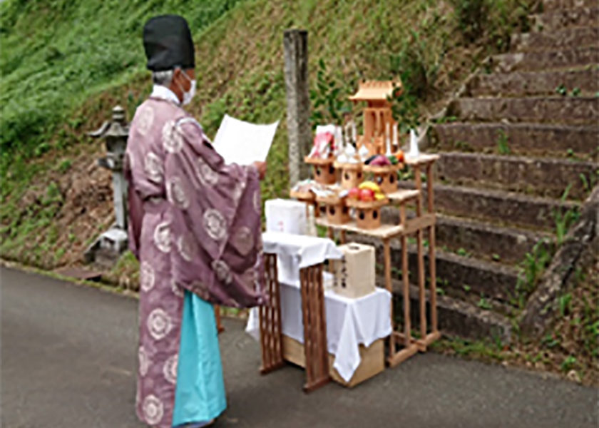 「秋葉神社」の祭礼は毎年「春分の日」に実施していますが、社殿が山の頂上付近に御鎮座されており季節がら山の頂上では祭礼は困難で、祭礼の前に当番が「社」の清掃奉仕をして、祭礼は、公会堂に祭壇を設け、参拝者の皆さんと『火の安全』を祈願しています。