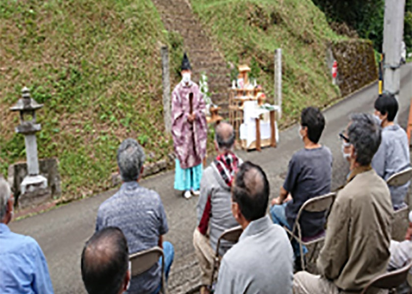 「秋葉神社」の祭礼は毎年「春分の日」に実施していますが、社殿が山の頂上付近に御鎮座されており季節がら山の頂上では祭礼は困難で、祭礼の前に当番が「社」の清掃奉仕をして、祭礼は、公会堂に祭壇を設け、参拝者の皆さんと『火の安全』を祈願しています。