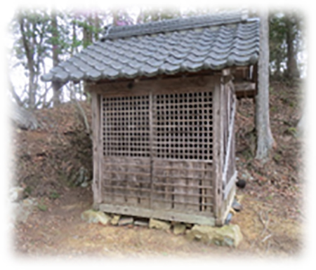 「日吉稲荷神社」、通称「お稲荷さん」も3月の初午に祭礼を執り行いますが、近年では「初午」に近い休日に執り行っています。当日は、当番組が早朝より参道の掃除・お供え物の準備・参道の小旗の幟旗の取り付けをして、参拝者を迎えます。