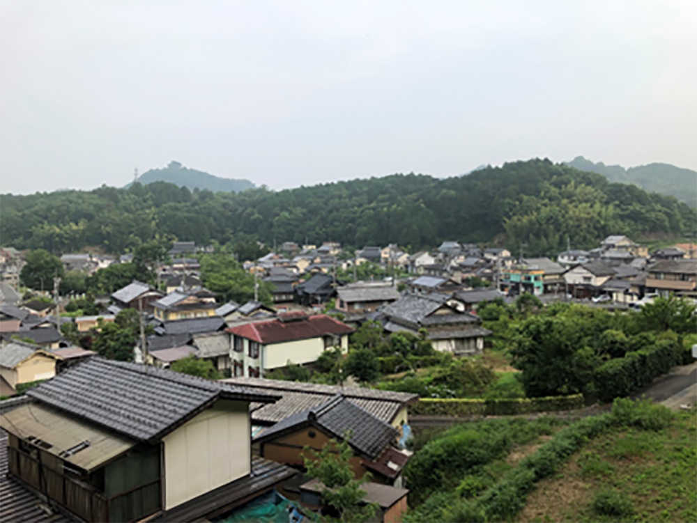 里町は綾部市街地から北へ由良川を越えた地域で、吉美地区の玄関口に位置し、市街地に近く程よい田舎と言えます。中央を府道舞鶴綾部福知山線が貫通し、約130世帯350人の住民が暮らしています。
里町自治会の運営方針として、『ご近所』『組・お隣さん』を大切に、「できるときに、できることを、できる人が」の考え方で住民福祉の増進に努めています。

また、近年多発する自然災害に備え、令和元年度に自主防災組織「里町防災会」を結成し、研修会や防災訓練を通じて住民の防災意識の高揚を図るとともに、ハザードマップを全世帯に配布し「いざ」というときに備えています。

里町も少子高齢化の流れには逆らえませんが、Uターン・Iターン者も増えており、青壮年グループ「金曜会」、「里町お助け勝手連」、「令和会」、「里っこパン」、「味里会」など住民有志の力も借りて各種イベント・自治会行事を盛り上げるなど地域の活性化に取り組んでいます。

また、里町には、人皇77代後白河天皇の第2皇子「高倉の宮以(もち)仁王(ひとおう)」をお祀りしている「里宮高倉神社」があります。
毎年9月の秋の例大祭には高倉町にある高倉神社から神輿や日の神、御旗、獅子舞など子どもから大人まで多くの吉美地区住民による御旅が里宮高倉神社まで巡行されます。また、市指定無形民俗文化財の「ヒヤソ踊」という田楽踊りが奉納されることでも有名です。
春には神社参道に桜が咲き誇り、満開の桜通りは見事なもので多くの方が見学に訪れています。

また、里町には高齢者福祉施設「どんぐりの家」があり、開設以来施設利用者だけでなく地域住民にも施設を開放し交流の場を提供していただいており、地域密着型の施設として住民に親しまれています。
さらに、京都府中丹文化会館、綾部市中央公民館、天文館「パオ」、資料館、高齢者福祉センター「清山荘」の教育・文化施設が集積しており、魅力あふれるすばらしい環境が整っています。

このように、里町は魅力がいっぱいある住みやすいまちです。移住、田舎暮らしをお考えの方もぜひお越しください。お待ちしています。