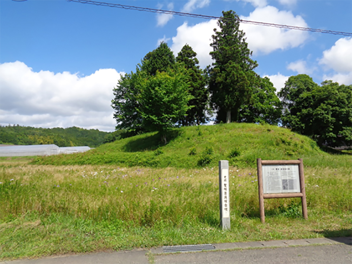 ２．国指定史跡・重要文化財の古墳がある
町内には五世紀前半のものと考えられている聖塚・菖蒲塚古墳の二つがあります。丹波地方では有数の規模の古墳で、聖塚古墳は方墳としては全国的にも最大級と言われています。