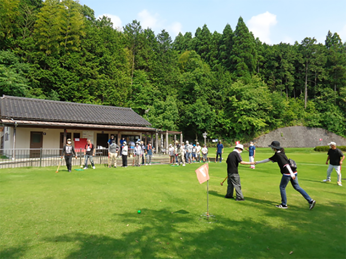 ３．グラウンドゴルフ場
丸山運動公園のグラウンドゴルフ場は天然芝２コース（各８ホール）の日本グラウンドゴルフ協会公認です。また旅行サイト「じゃらん」の綾部市庭園公園人気ランキングでは８位を獲得しています。(令和4年6月）